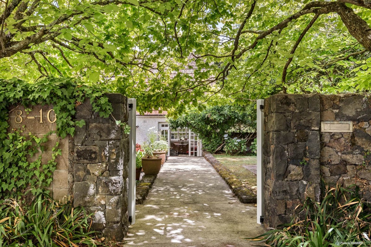 8 Earls Court, Hillpark, Auckland - Carousel 1