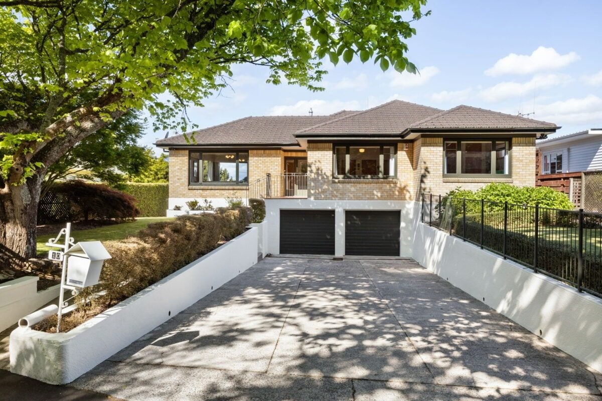 10 Awatere Avenue, Beerescourt, Hamilton - Carousel 1