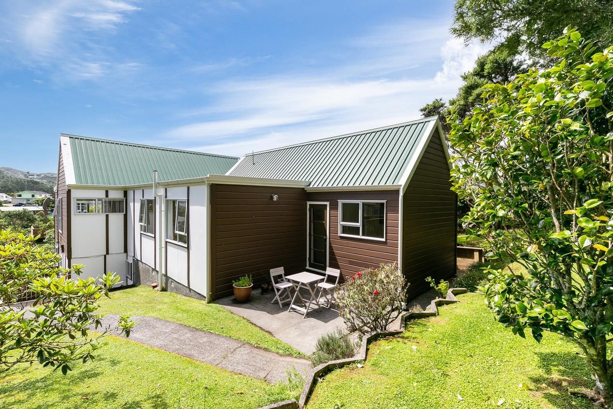 9 Epping Grove, Karori, Wellington - Carousel 1