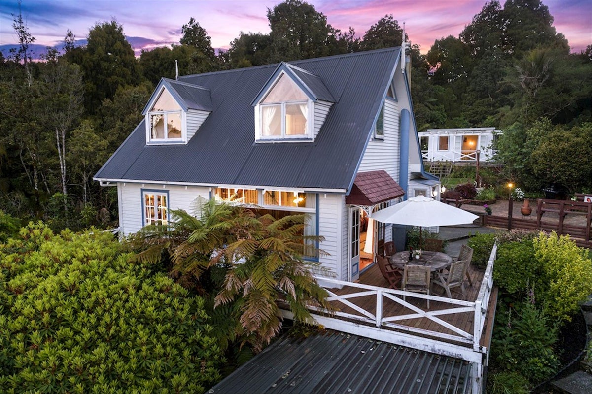 552 Scenic Drive, Waiatarua, Auckland - Carousel 2