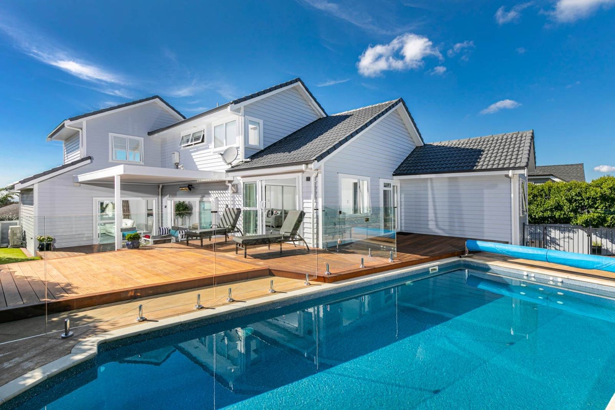 9 Asbury Crescent, Campbells Bay, Auckland - Carousel 1