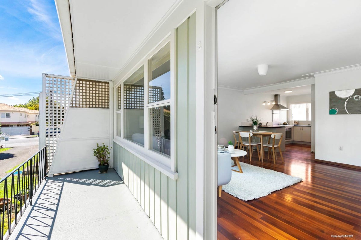 2/18 King Edward Avenue, Epsom, Auckland - Carousel 1