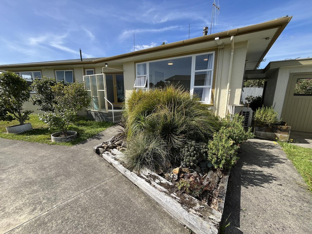 8 Lowestoft Place, West End, Palmerston North - Carousel 1