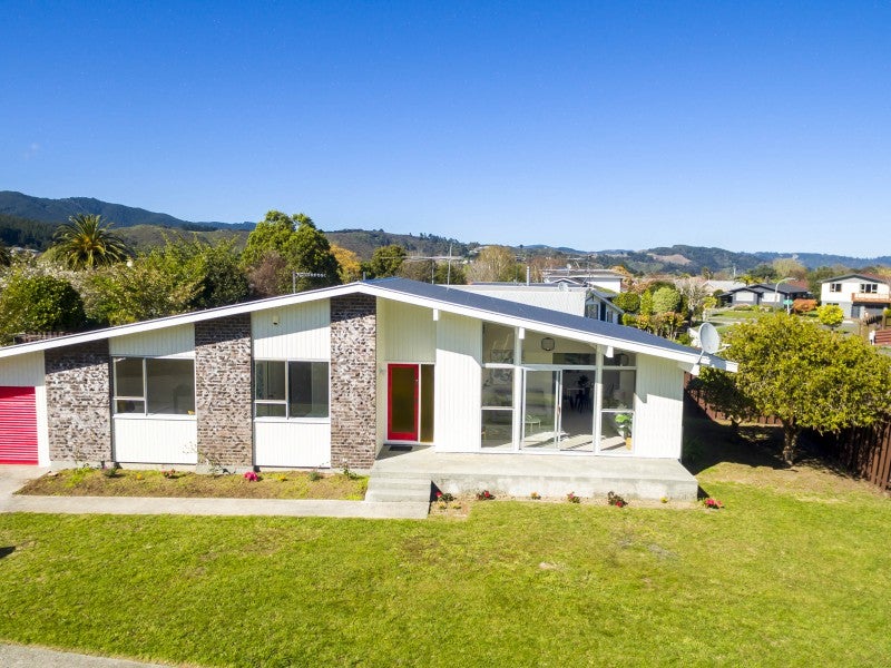 117 California Drive, Totara Park, Upper Hutt - Carousel 1
