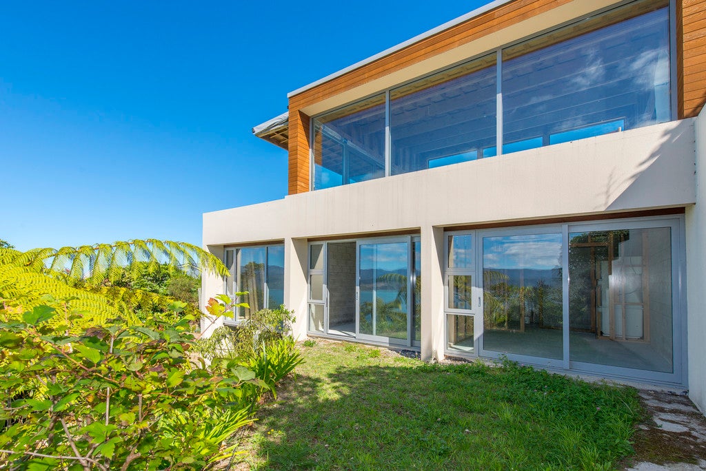 198 Nevay Road, Karaka Bays, Wellington - Carousel 1