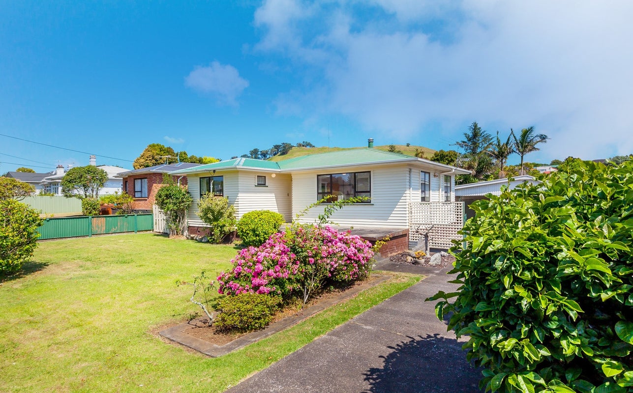 77 Wallace Road, Mangere Bridge, Auckland - Carousel 1