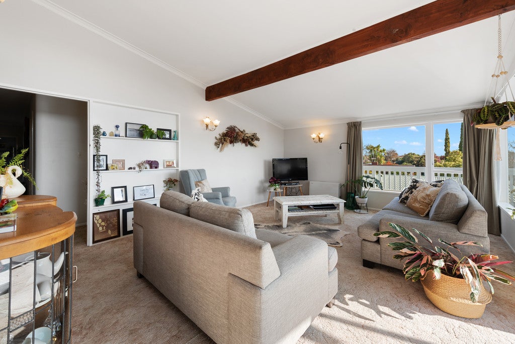 53 Resthill Crescent, Glenview, Hamilton - Carousel 2