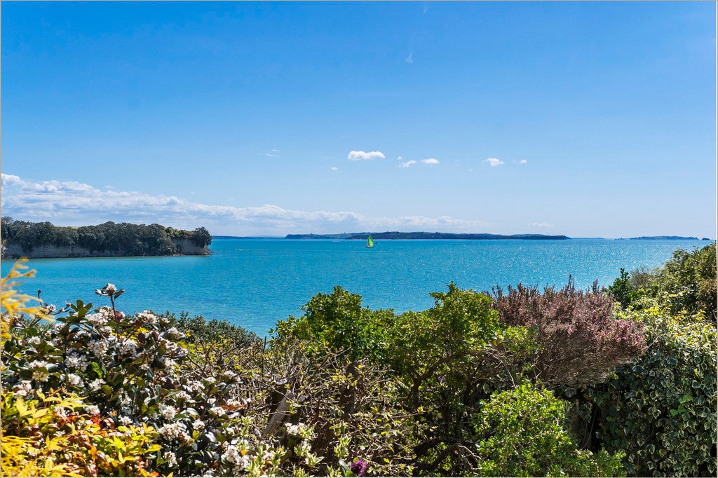 29 Hawke Crescent, Beachlands, Auckland - Carousel 1