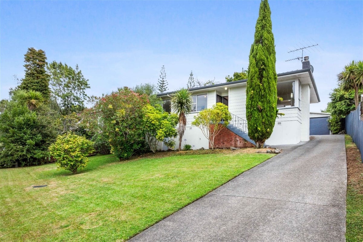 3 Temuri Place, Glendene, Auckland - Carousel 1