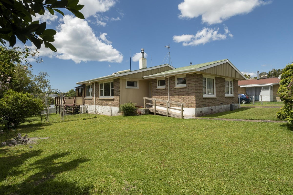7 Wayne Place, Judea, Tauranga - Carousel 1