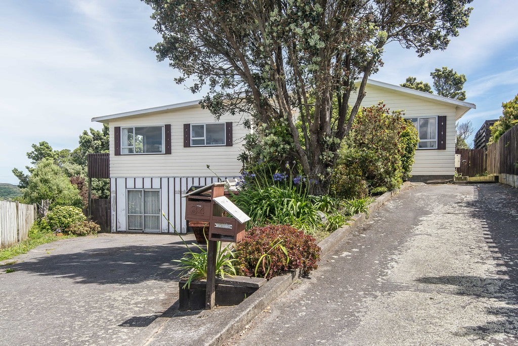 34 Pennant Grove, Titahi Bay, Porirua - Carousel 1