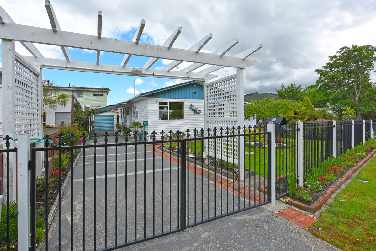 18 Vista Crescent, Maoribank, Upper Hutt - Carousel 1
