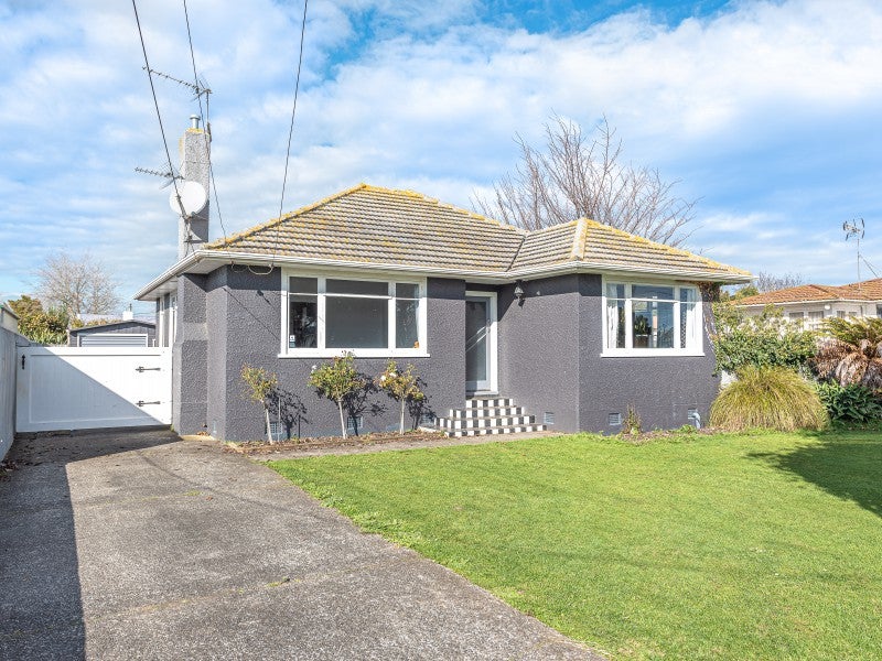19 Selwyn Crescent, College Estate, Whanganui - Carousel 1
