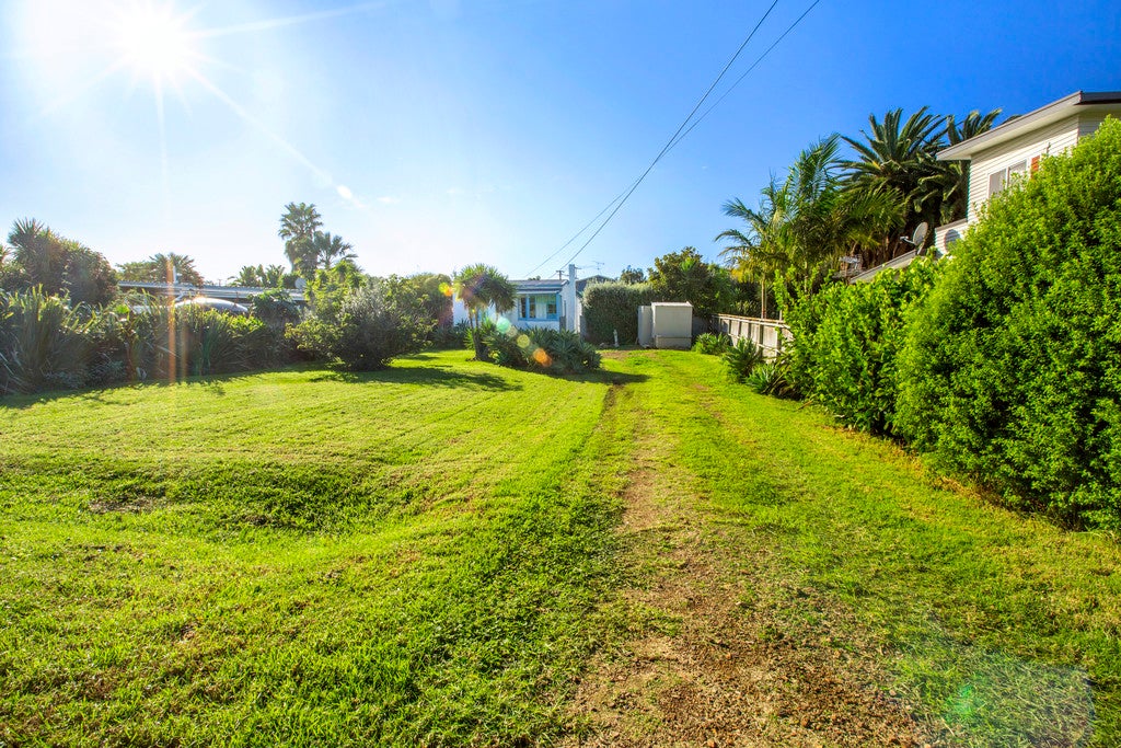 12 Manuka Road, Oneroa, Waiheke Island - Carousel 2