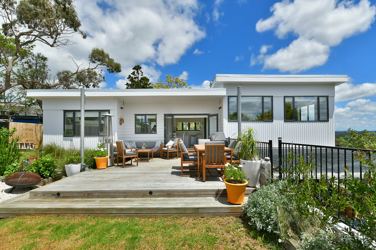 6 Brian Crescent, Stanmore Bay, Whangaparaoa - Carousel 1