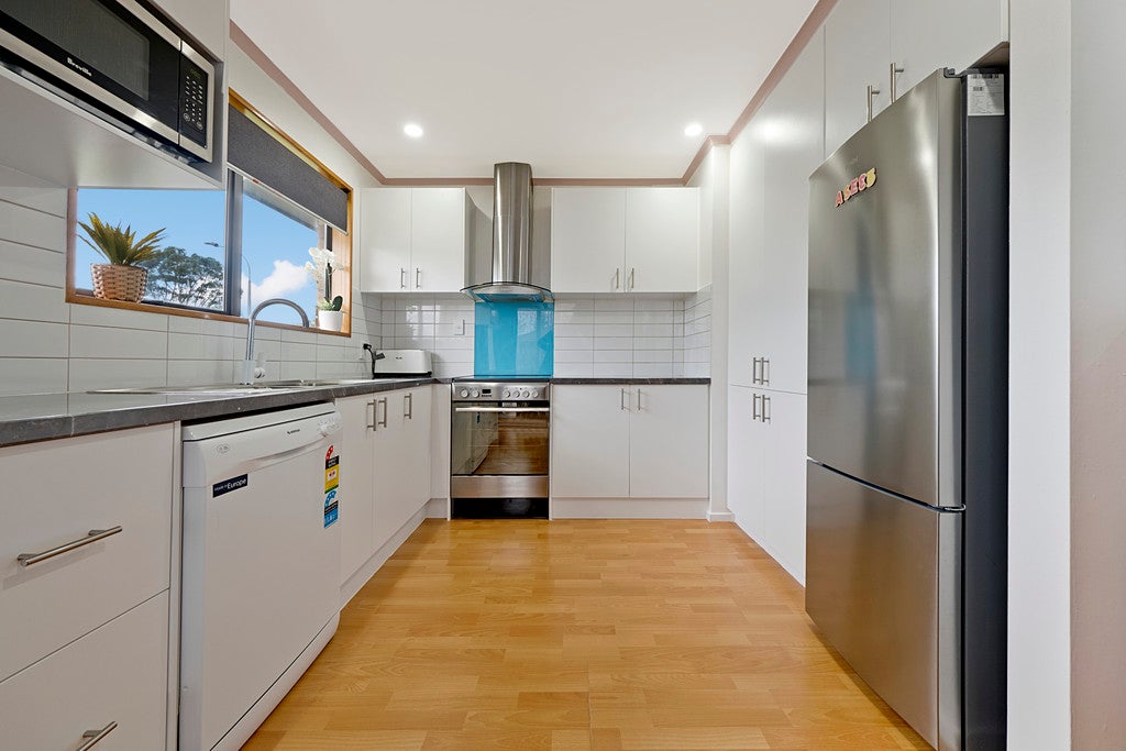 8 Honeysuckle Place, Northcote, Christchurch - Carousel 2
