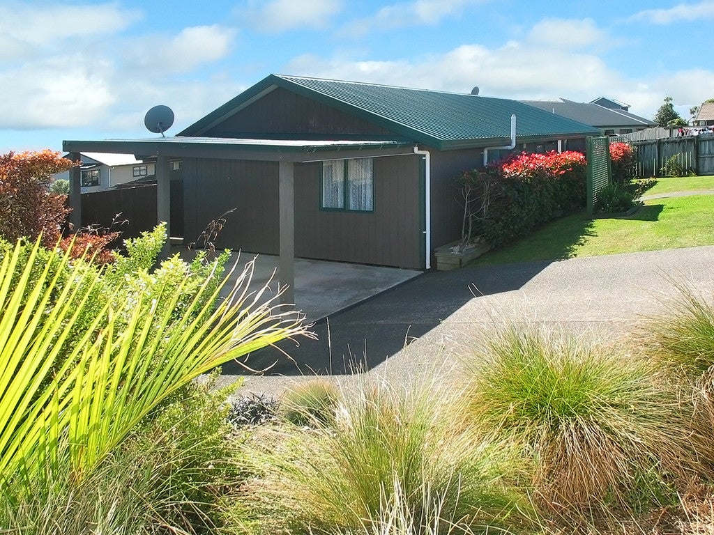 4 Coventry Close, Ascot Park, Porirua - Carousel 1