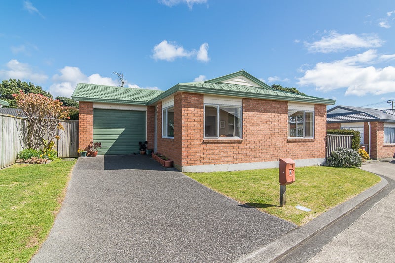 9 Pohutukawa Grove, Titahi Bay, Porirua - Carousel 1