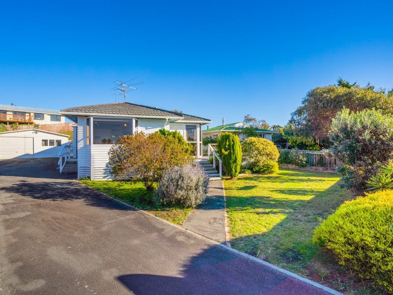 20 Rutherford Drive, Waikanae Beach, Waikanae - Carousel 1
