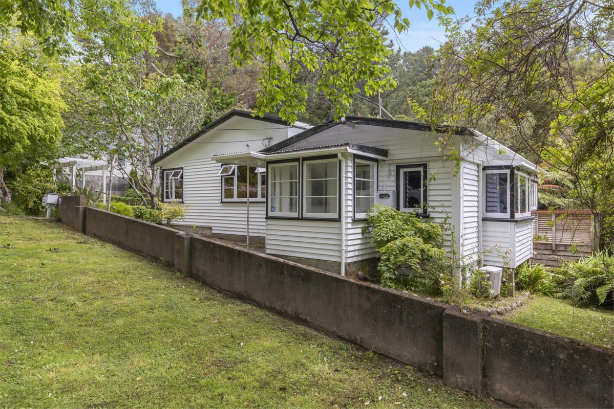 560 Stokes Valley Road, Stokes Valley, Lower Hutt - Carousel 1