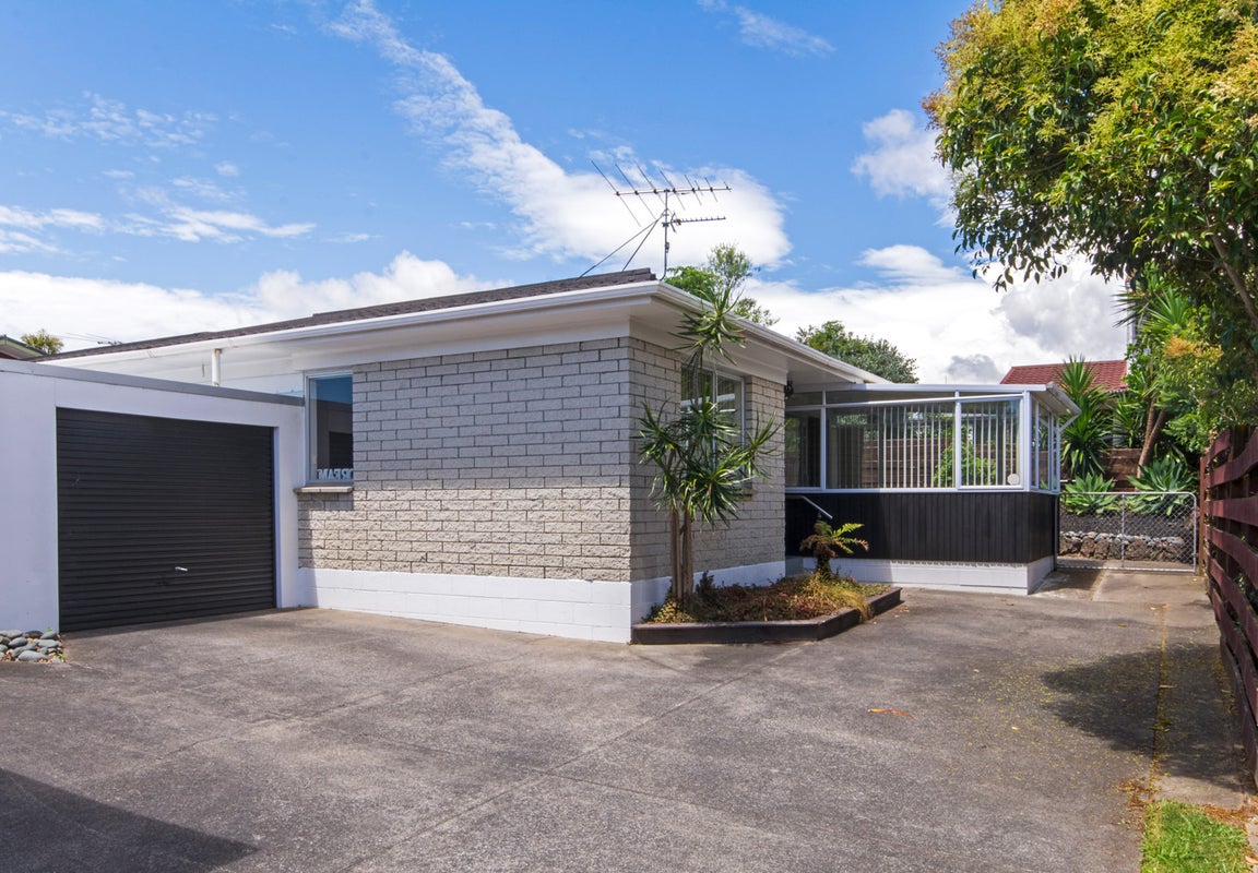 2/5 Ballater Place, Highland Park, Auckland - Carousel 1