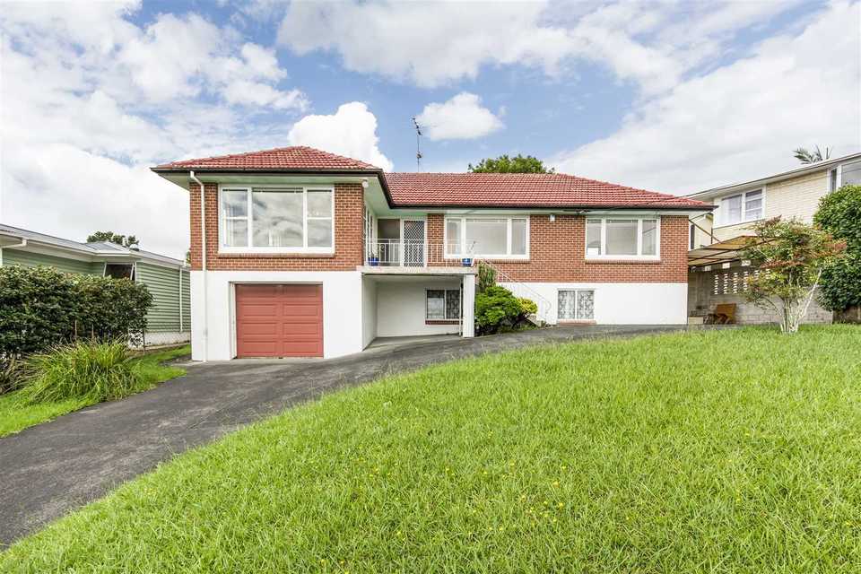 5 Wakeling Avenue, Te Atatu South, Auckland - Carousel 1