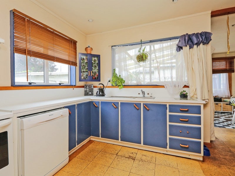 822 Caroline Road, Mayfair, Hastings - Carousel 2