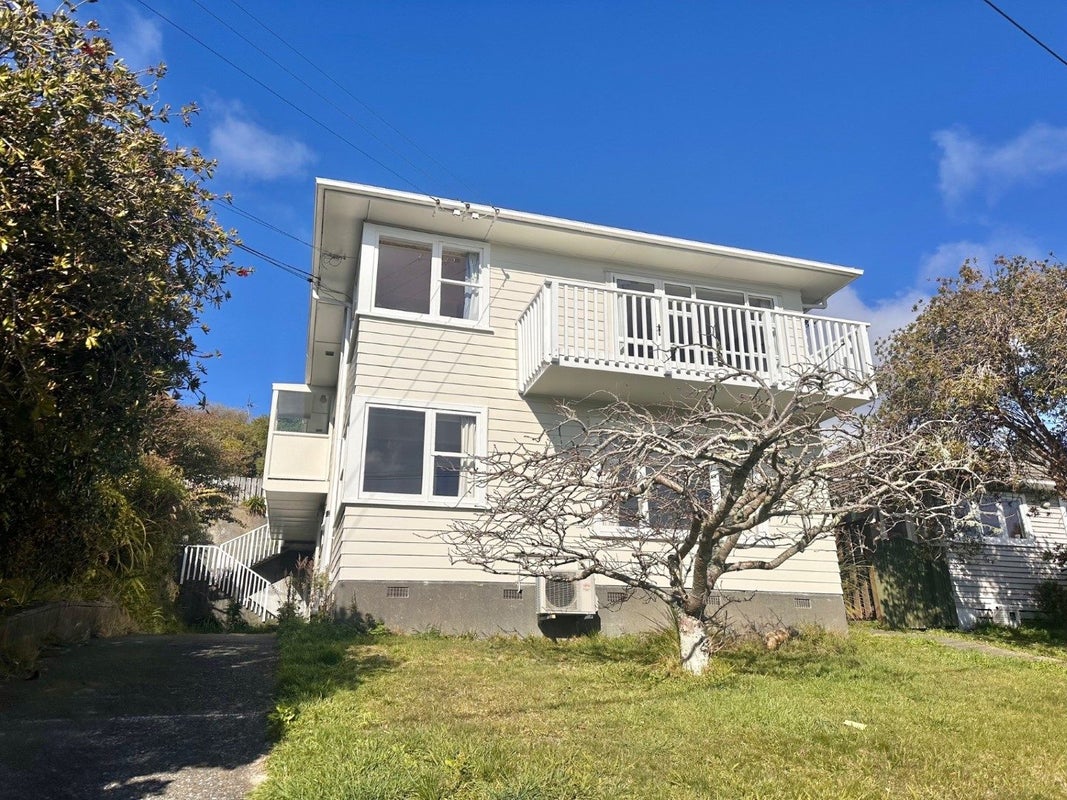 21 Kahikatea Grove, Paparangi, Wellington - Carousel 1