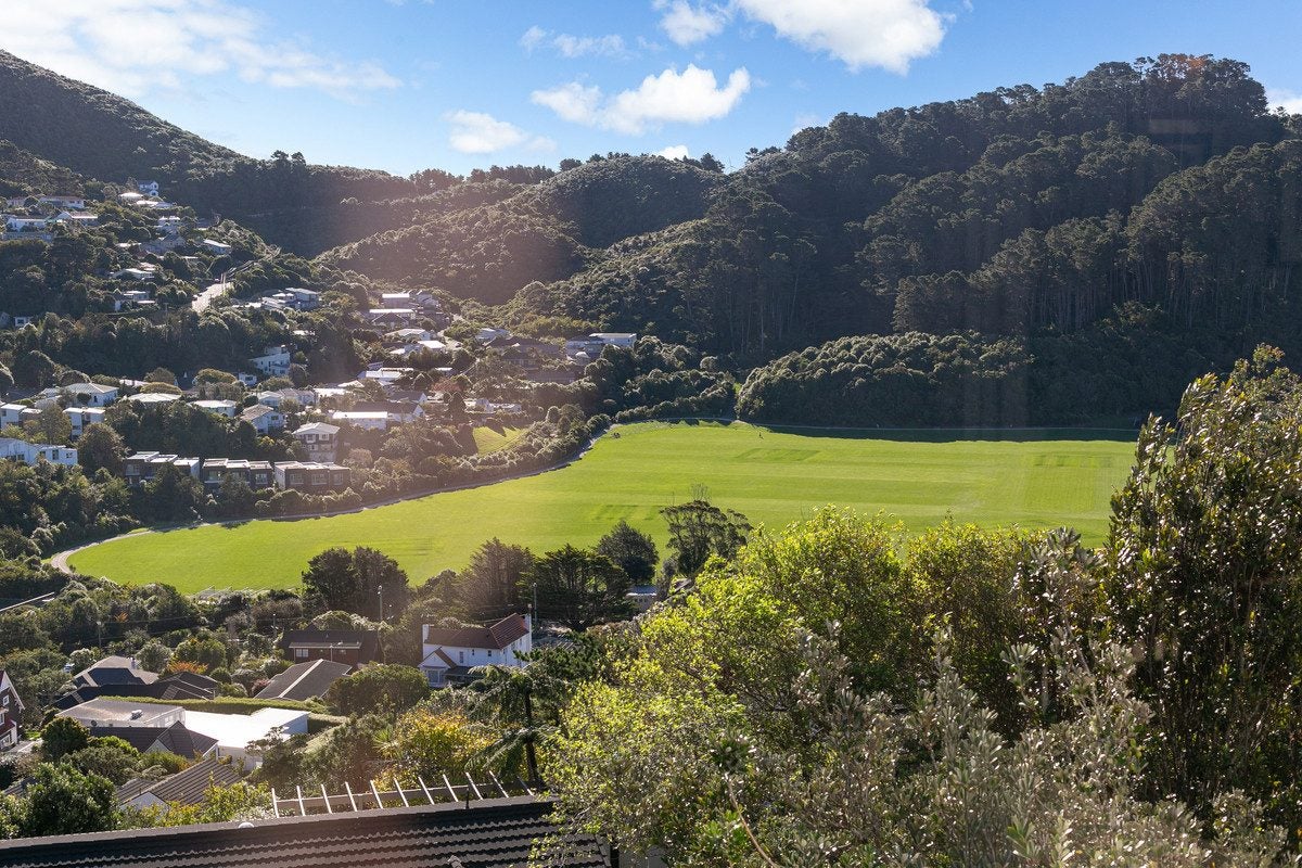 4 Parklands Drive, Karori, Wellington - Carousel 2