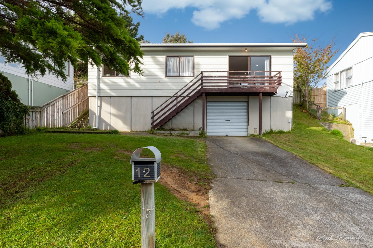 12 Penguin Grove, Waitangirua, Porirua - Carousel 1