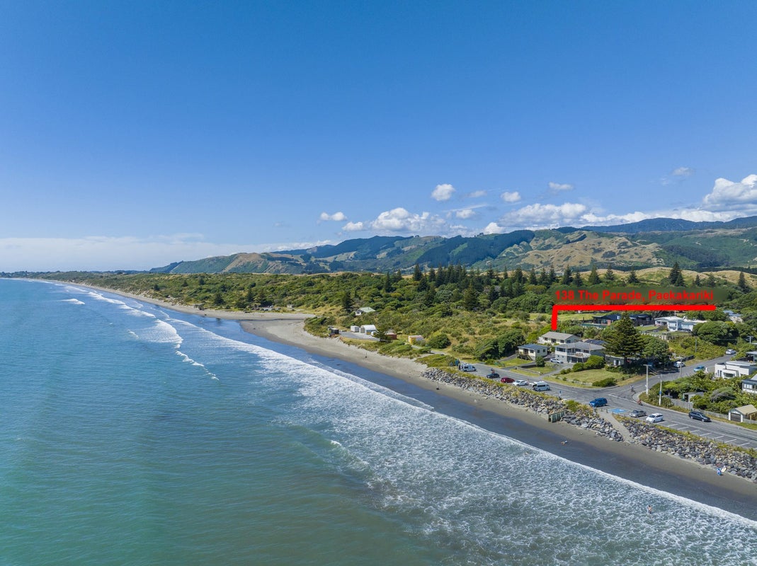 138 The Parade, Paekakariki - Carousel 1