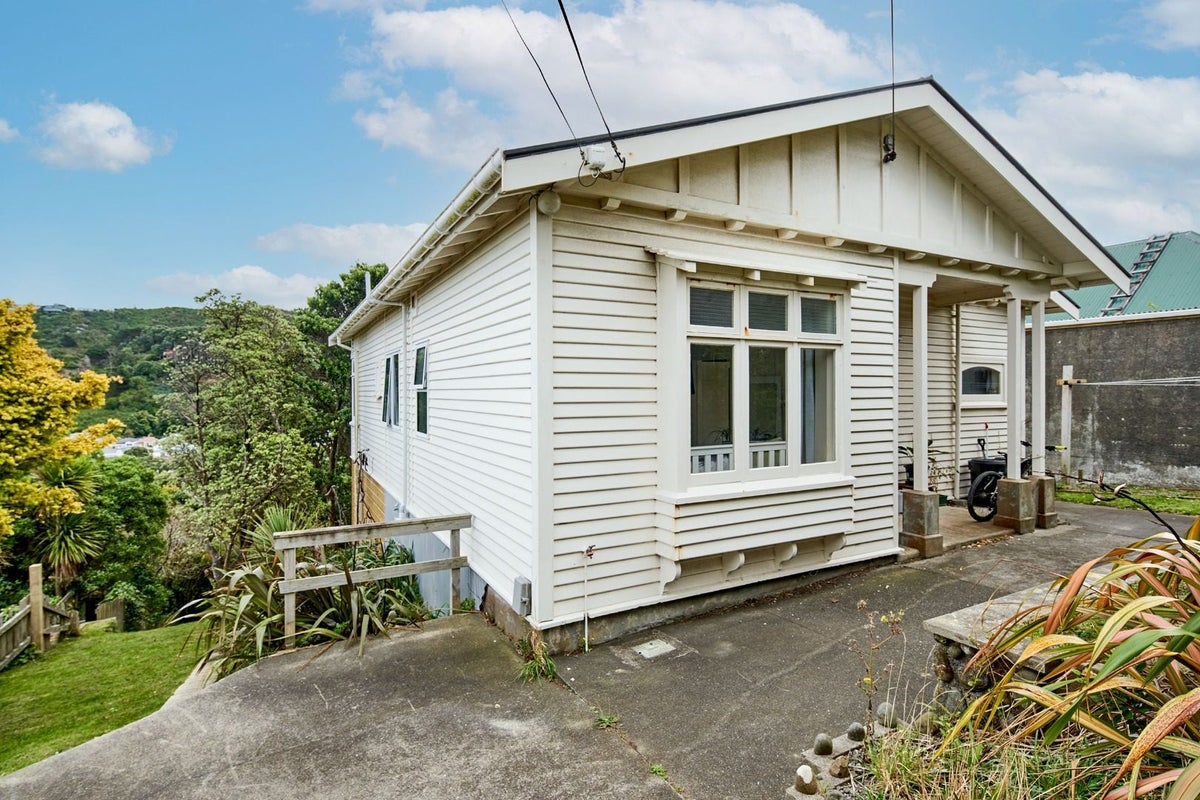 30 Tiber Street, Island Bay, Wellington - Carousel 1