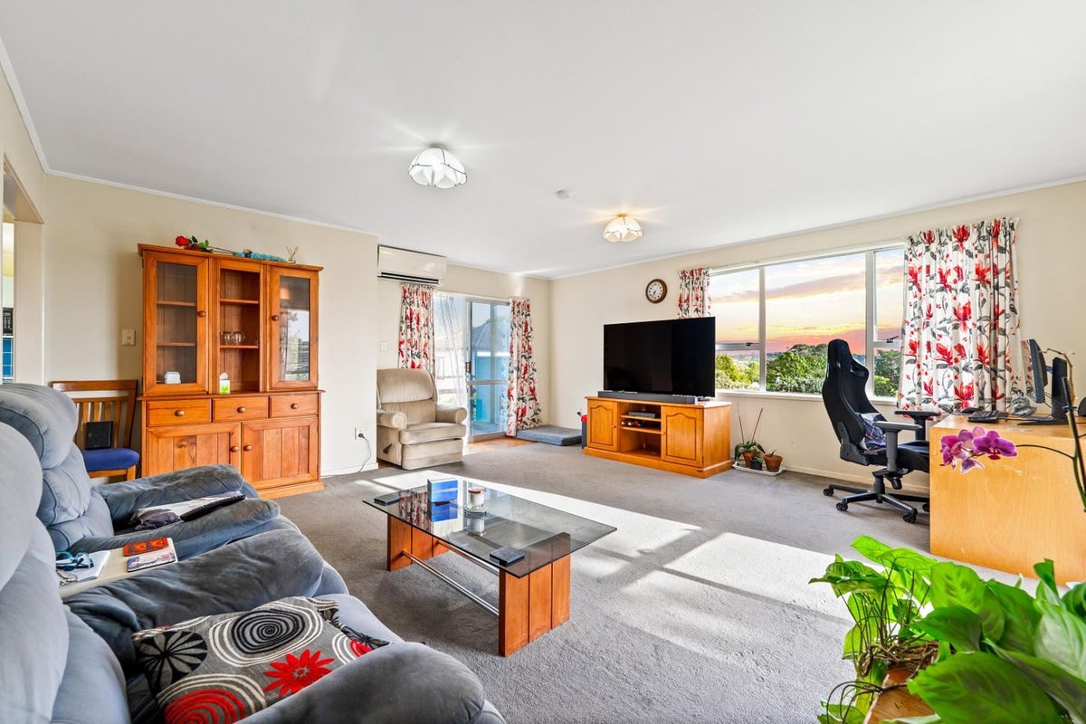 18 Peterhouse Place, West Harbour, Auckland - Carousel 2
