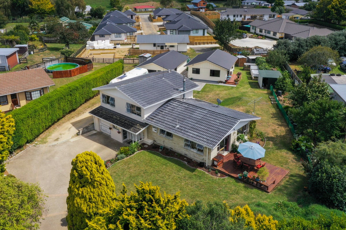 64 Whitaker Street, Kihikihi, Te Awamutu - Carousel 1