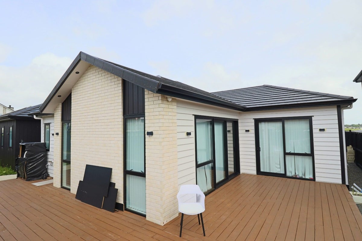 18 Southridge Road, Flat Bush, Auckland - Carousel 1