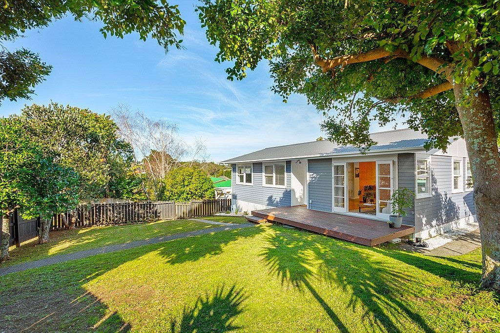 43 La Rosa Street, Green Bay, Auckland - Carousel 1