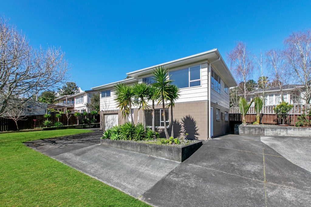 16 Glenroy Place, Green Bay, Auckland - Carousel 2