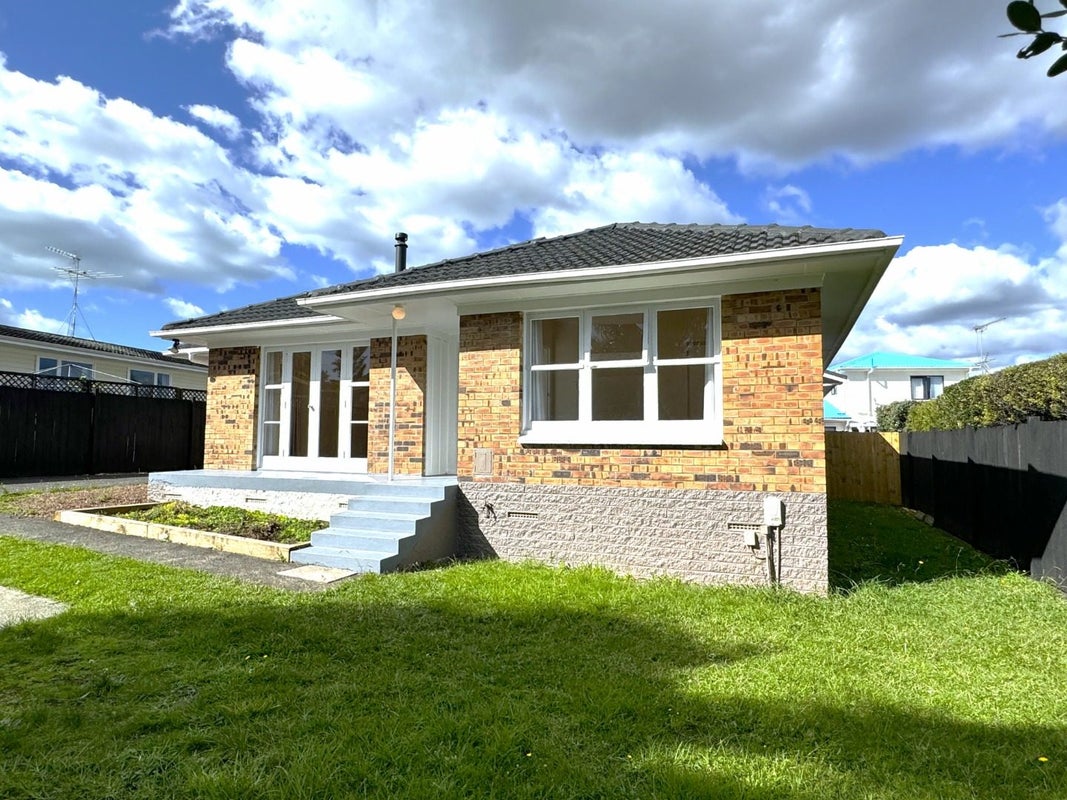 23 Megan Avenue, Pakuranga Heights, Auckland - Carousel 1