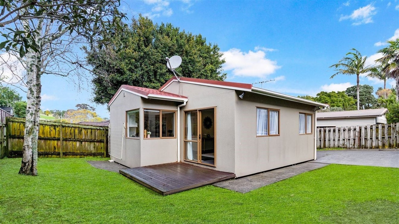23 Anna Watson Road, Half Moon Bay, Auckland - Carousel 1