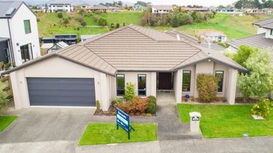 7 Vaucluse Heights, Fitzherbert, Palmerston North - Carousel 1