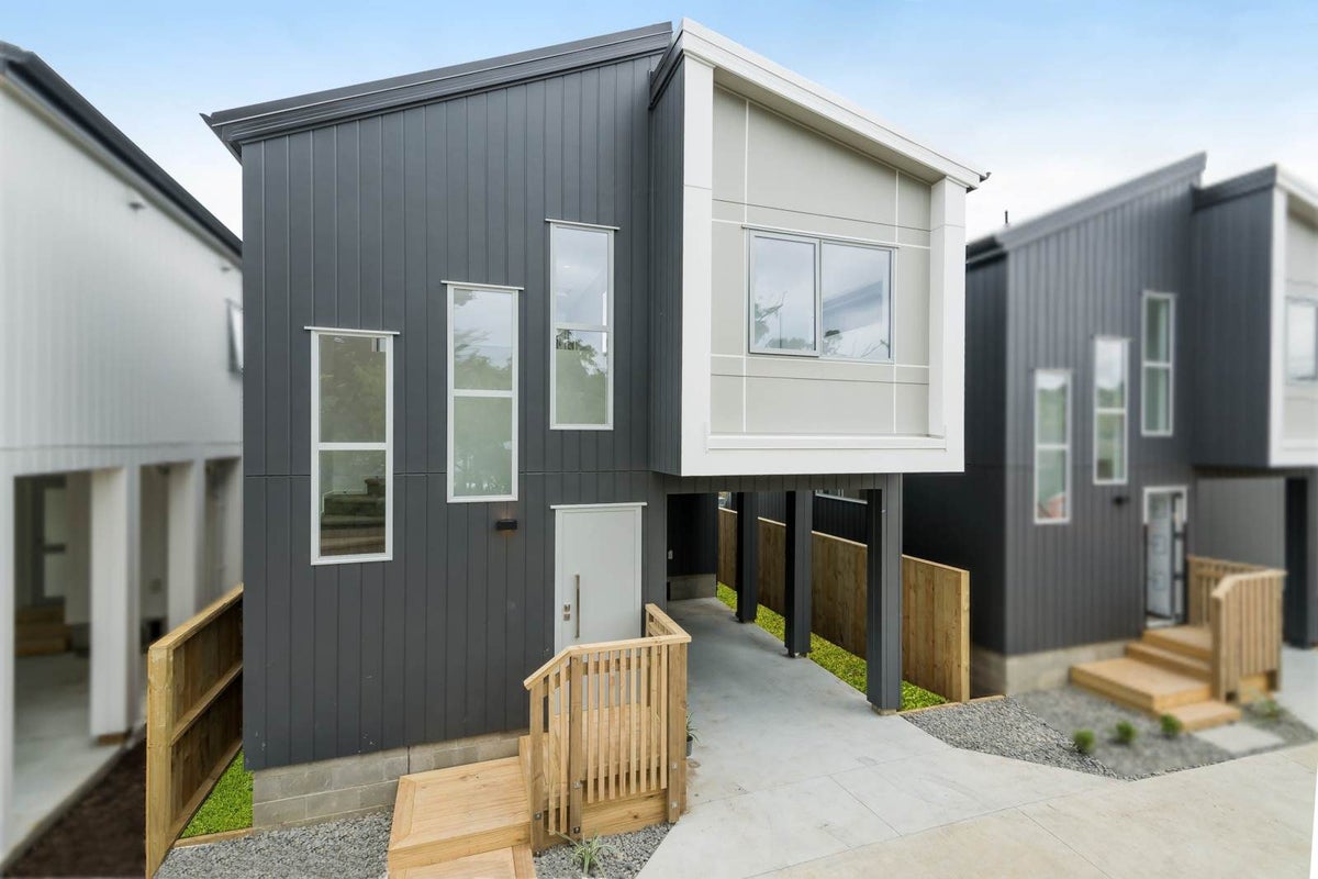 11B Compton Street, Hillcrest, Auckland - Carousel 1