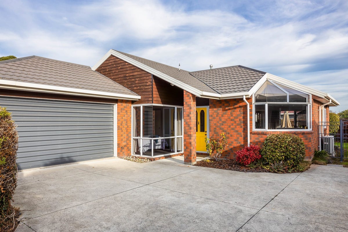 2/137 Sawyers Arms Road, Northcote, Christchurch - Carousel 1