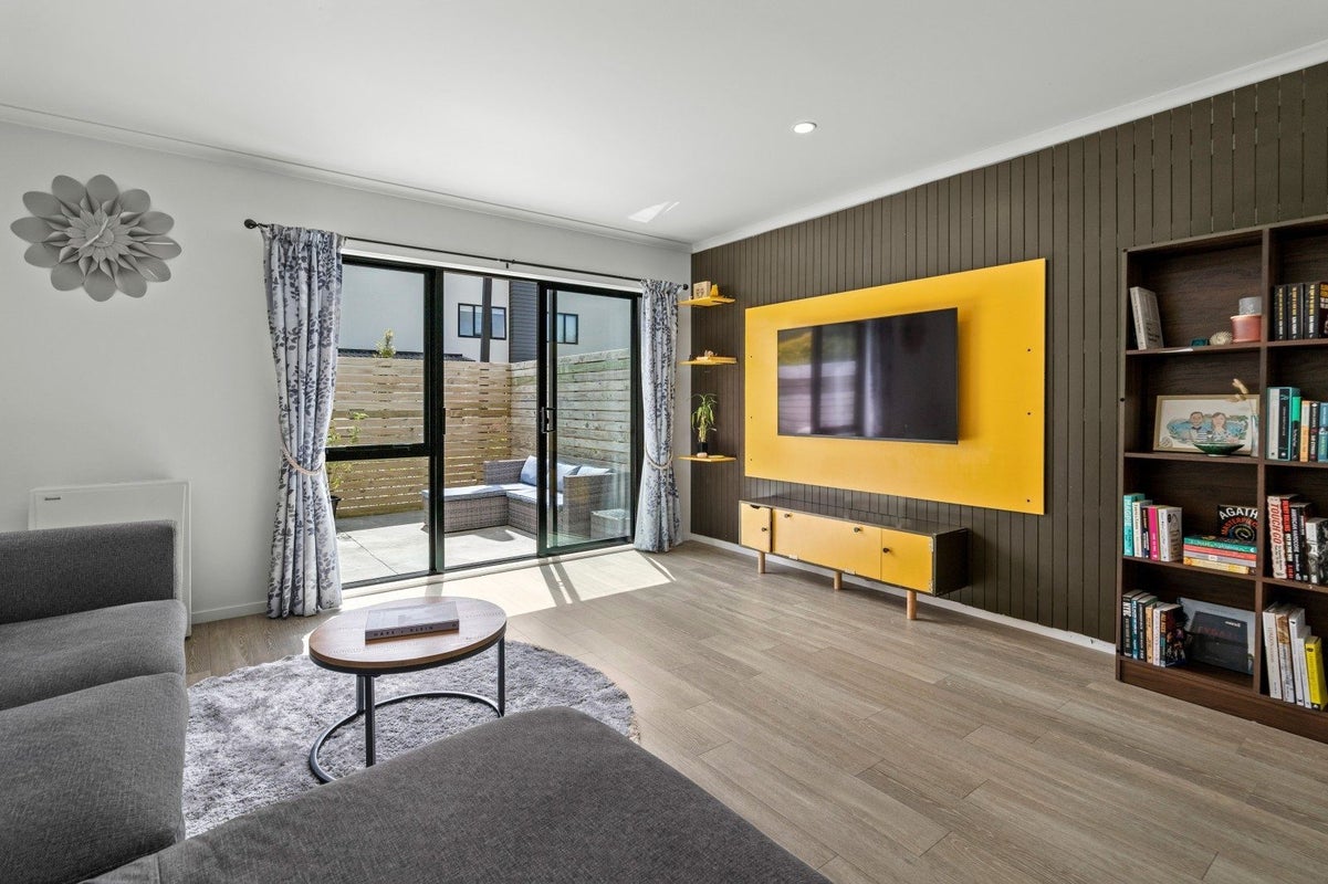 13/9 Surrey St, Tawa, Wellington - Carousel 1