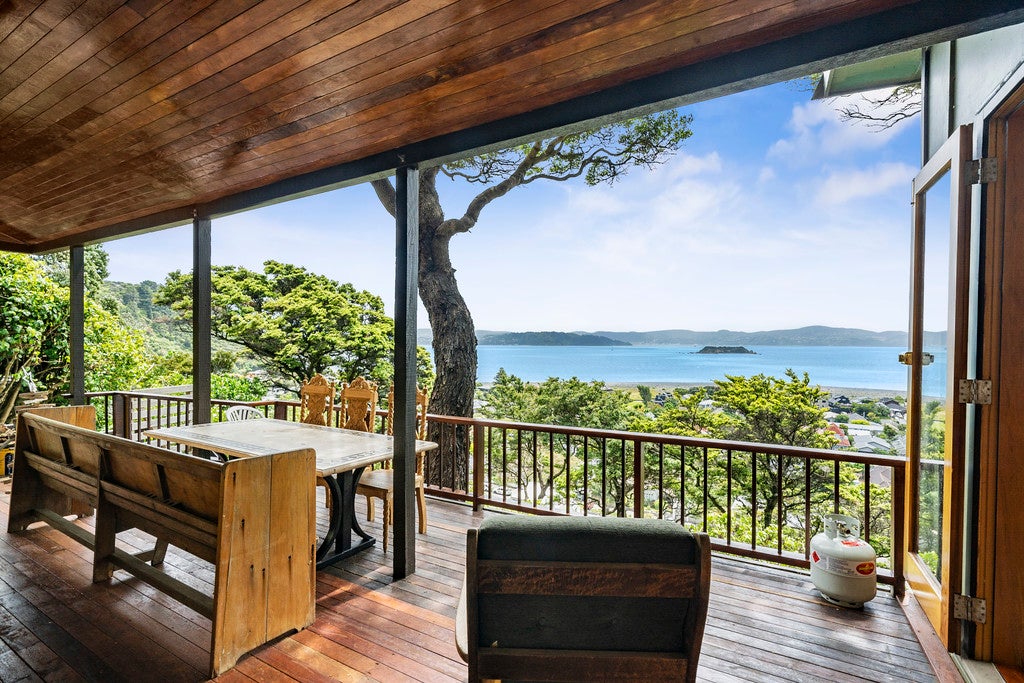5 KARAKA ST , MURITAI, EASTBOURNE - Carousel 1