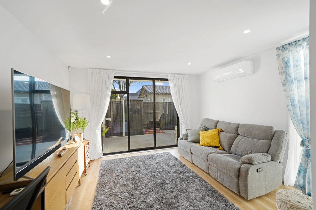 1/12 New Brighton Road, Shirley, Christchurch - Carousel 1
