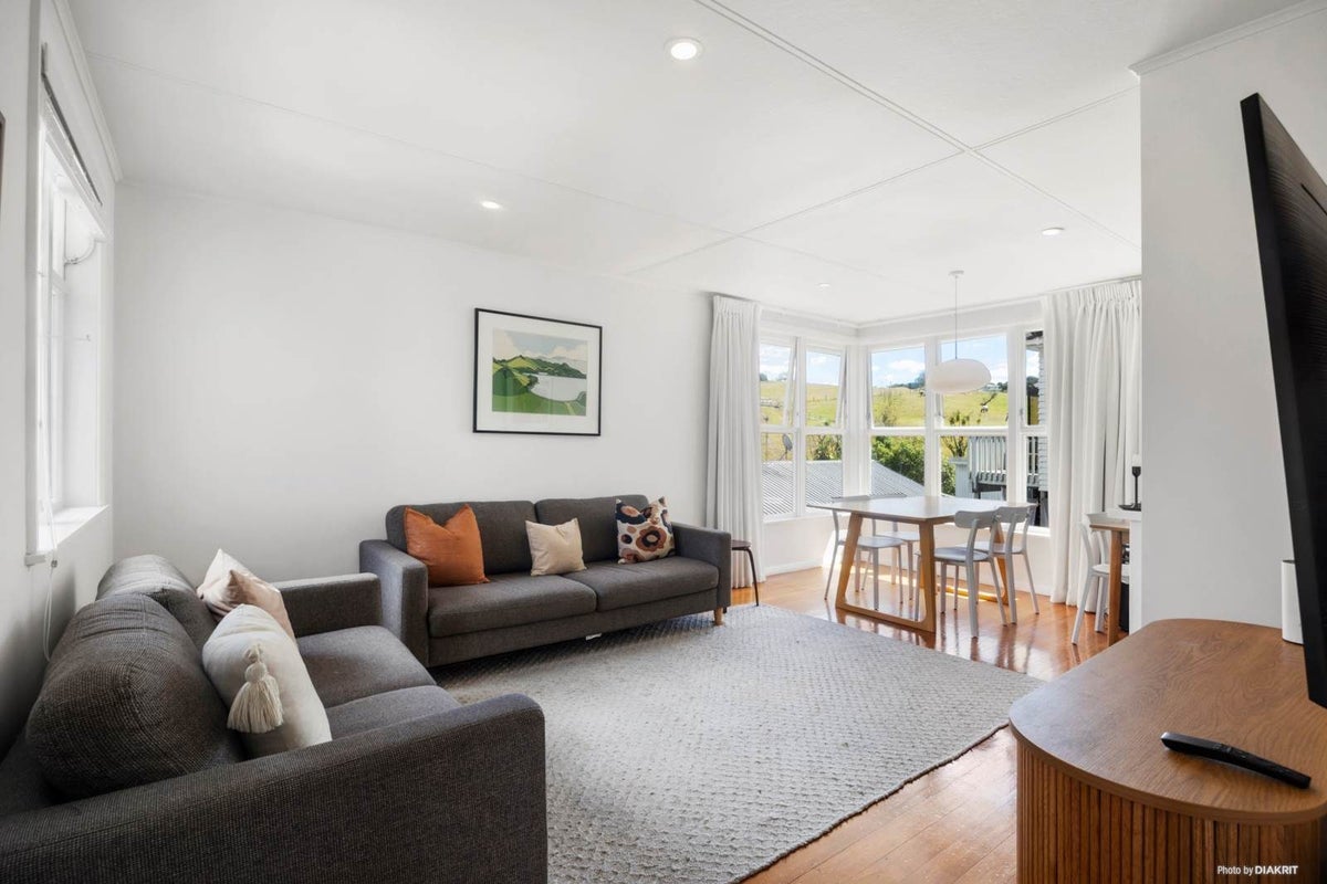 35 Apirana Avenue, St Johns - Carousel 2