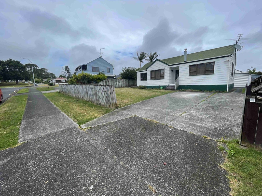 17 Highland Park Drive, Highland Park, Auckland - Carousel 1