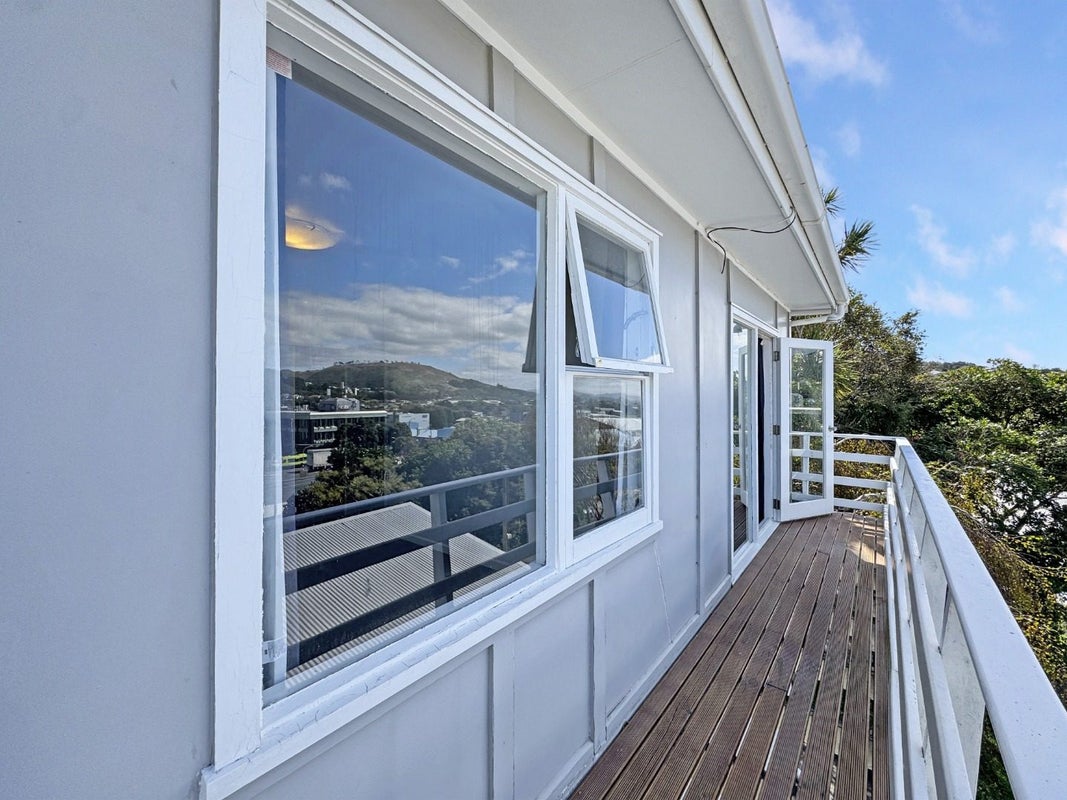 6B Rewa Terrace, Tawa, Wellington - Carousel 1