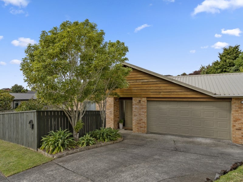 14 Maple Crescent, Whalers Gate, New Plymouth - Carousel 1
