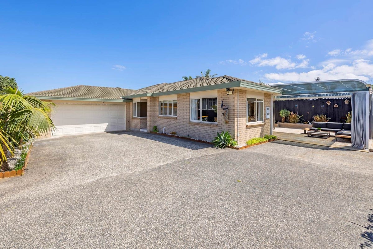 27A Coniston Avenue, Te Atatu South, Auckland - Carousel 1